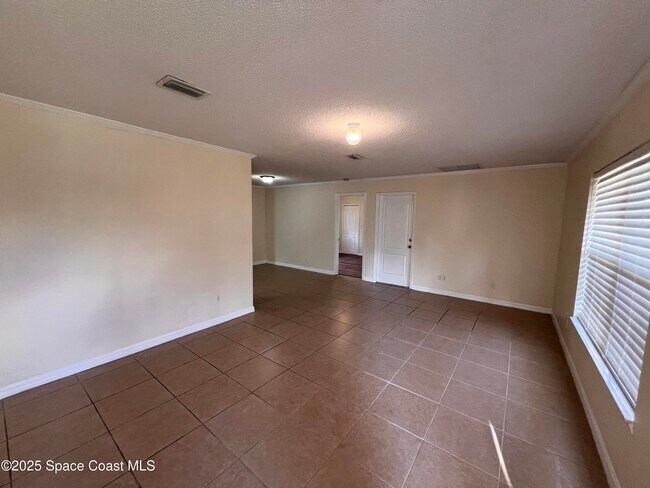 Photo - 767 Altona St NW