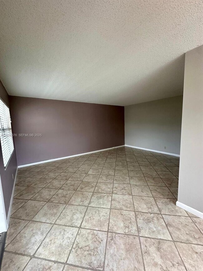 Building Photo - 402 Fanshaw J Unit 402