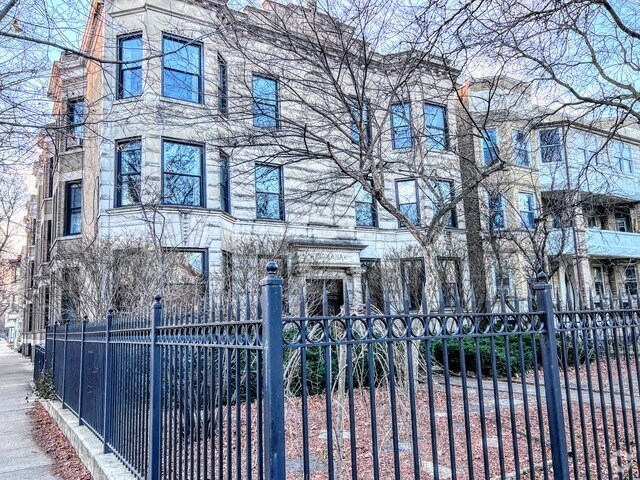 Building Photo - 3212 W Altgeld St Rental