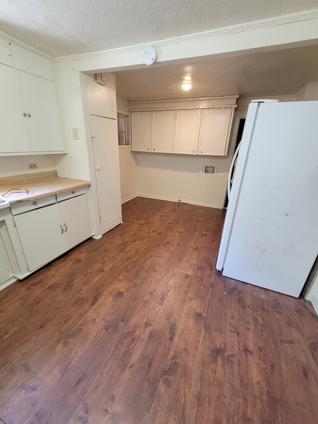 907 Senator St