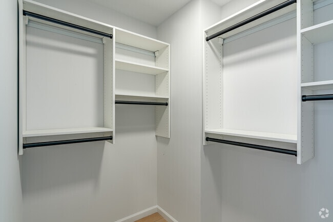 1BR, 1BA - 810SF - Walk-In Closet