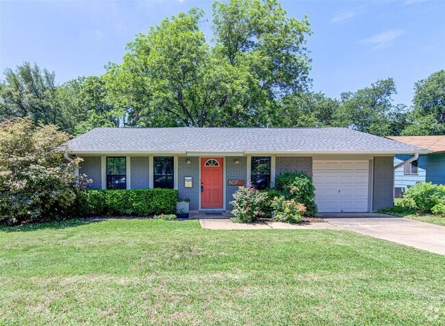 Building Photo - 807 Hill Wood Dr Rental
