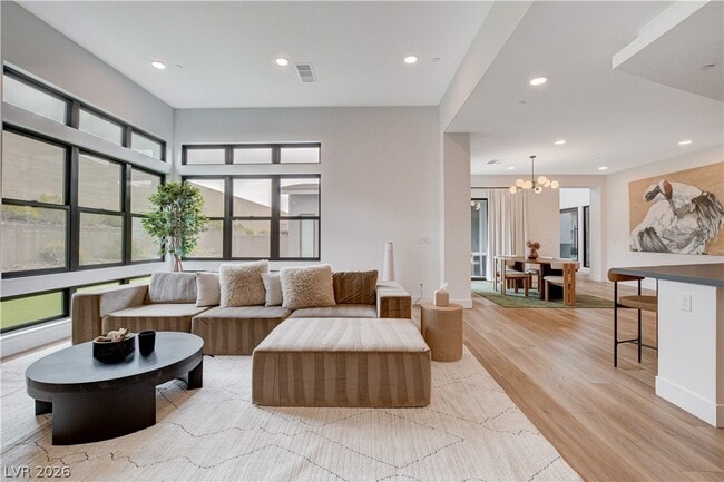 Photo - 779 Willits St