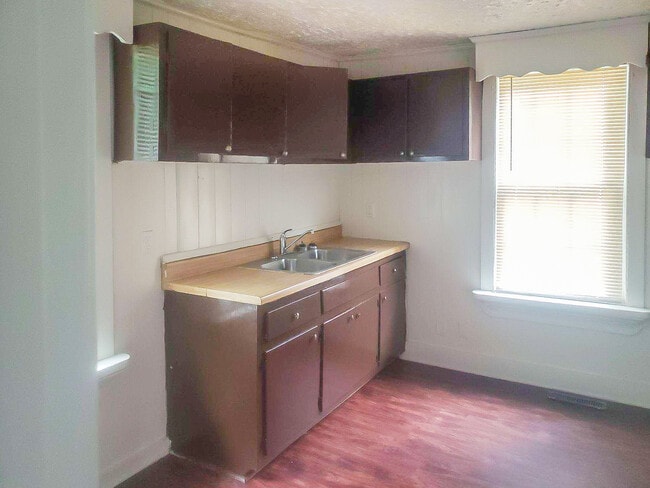 Photo - 142 Windsor Ave