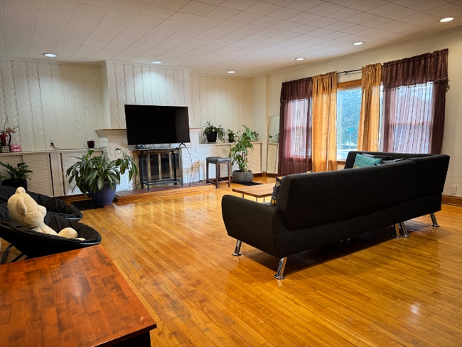 Photo - 170 White St