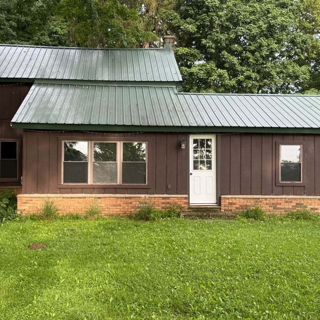 Building Photo - Updated Farmhouse for rent in private sett...