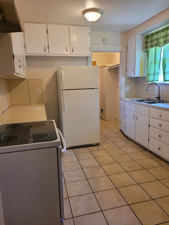 Photo - 742 W Bonneville St