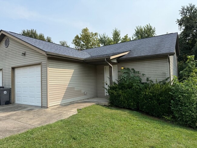 Building Photo - 3 bedroom, 2 bathroom duplex on Bloomingto... Rental