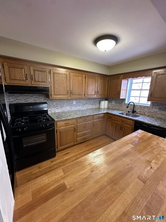 Photo - 1693 Litchfield Turnpike