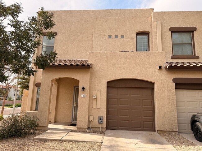 Building Photo - End Unit Tempe Townhome w/Garage *NEW* Paint