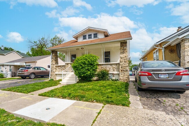Building Photo - Remodeled 2 bedroom with off street parkin... Rental