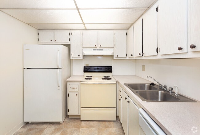 1BD/1BA - 725 SqFt - Kitchen - Lindru Gardens