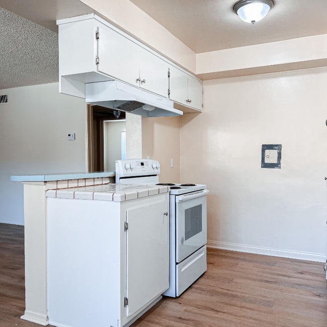 Building Photo - 1001 E Stearns Ave Unit 5