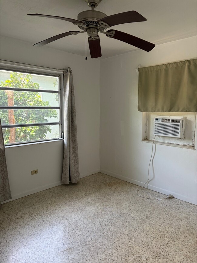 Photo - 117 N Bay Harbor Dr