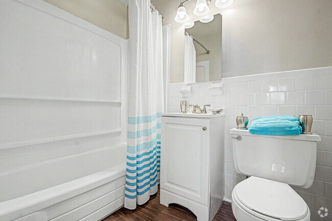 Hamilton 2BR, 1BA - 861SF - Bathroom