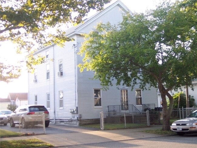 Building Photo - 427 High St Unit 3