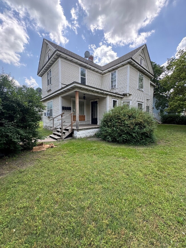 Building Photo - "Charming 1-Bed Studio in Wichita's Heart - Your Perfect Urban Retreat!" Unit 3