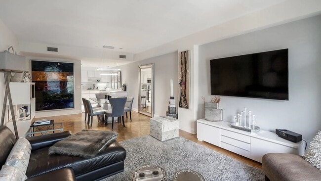 Photo - 1311 S Beverly Glen Blvd Unidad 1311