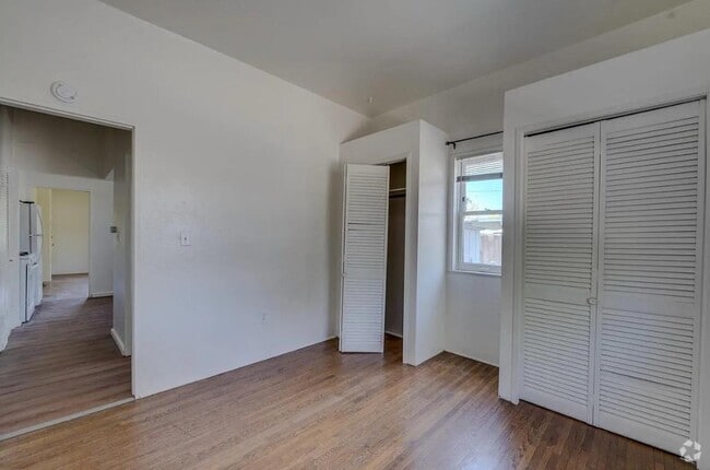 Building Photo - 1830 De La Vina St. Rental