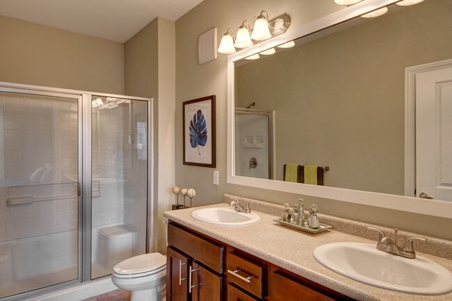 Baño - The Promenade Apartments at Pinnacle Hills