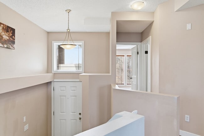 Photo - 84 Panora Cl NW