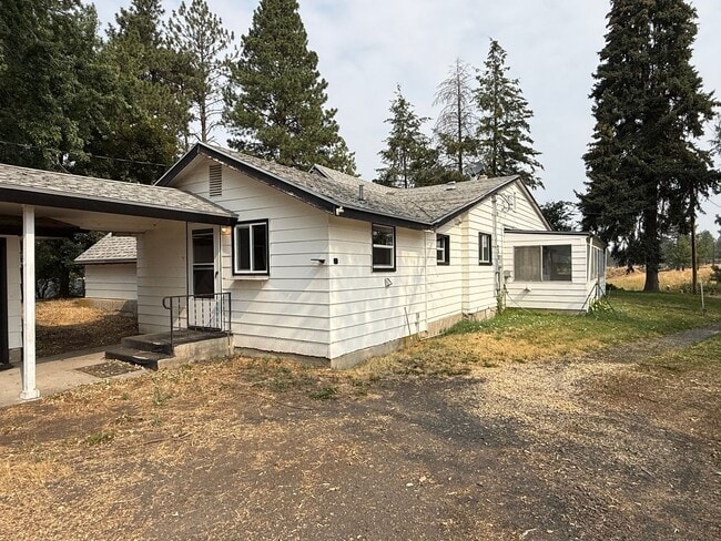 Building Photo - 2 Bedroom 1 Bath 1500 Sq/Ft home on Acreage in Medical Lake with 3 Car Garage & Out Building