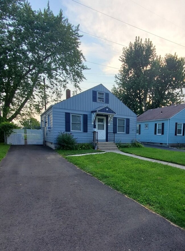 Building Photo - Update 2 bed with nice fenced yard Rental