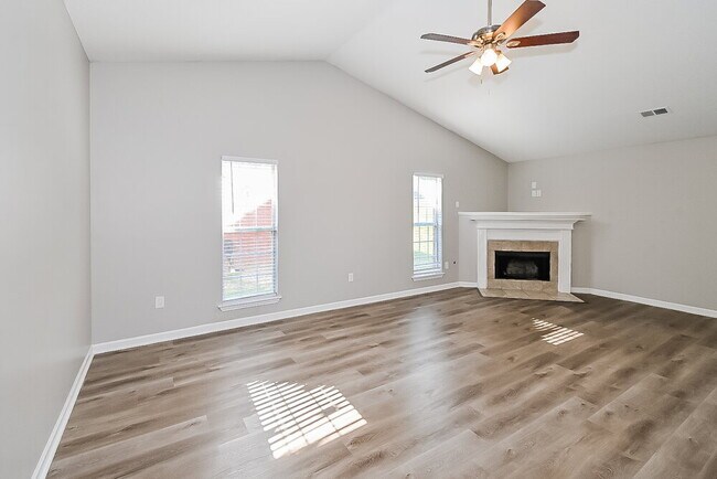 Photo - 1883 Cresent Ln