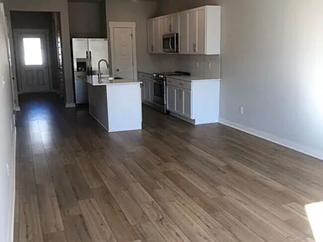 Photo - 713 Mickelson Way