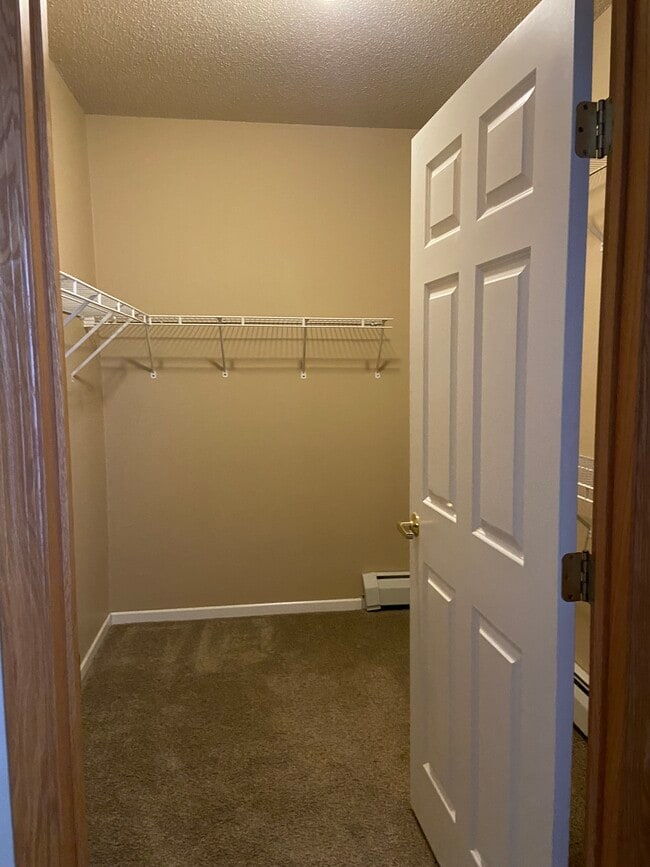 vestidor principal - Hidden Cove Apartments
