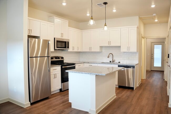 1 bed, 1 bath 636 sq ft