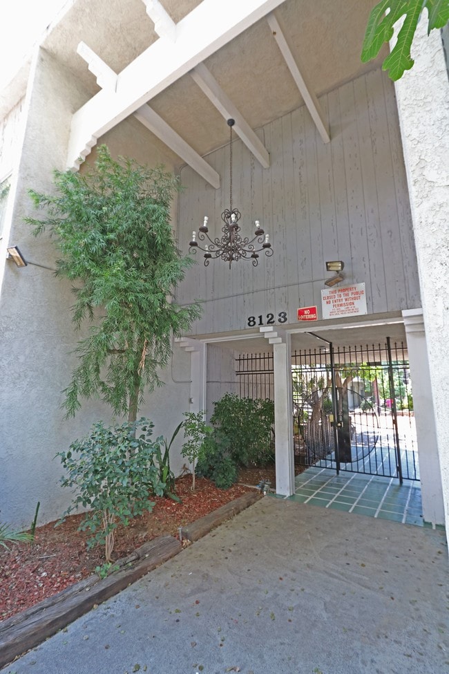 Photo - Chateau Langdon Apartments