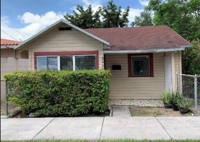 Building Photo - 2430 SW 25th Ter Unit C