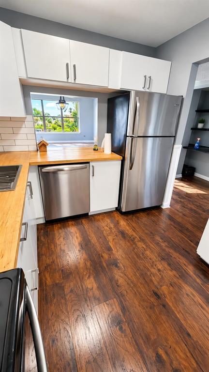 Building Photo - 2320 S Cypress Bend Dr Unit 401
