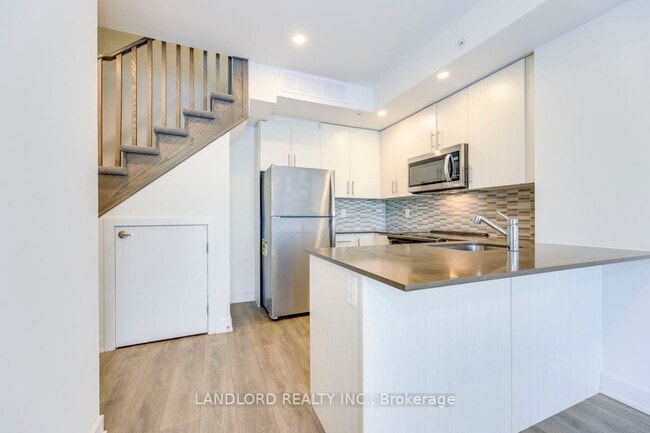 Photo - 3483 Widdicombe Way