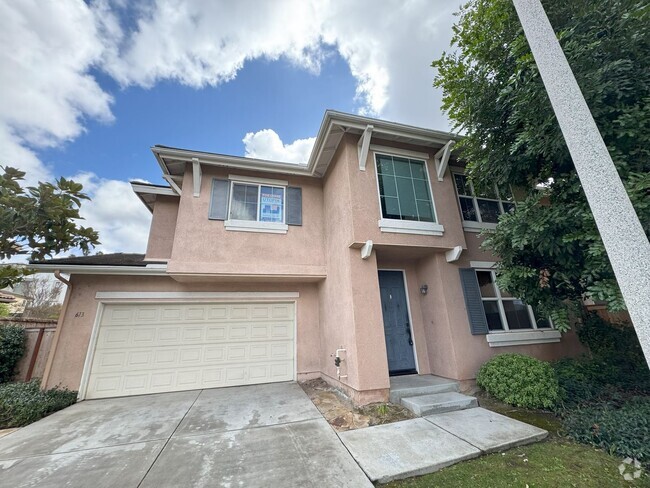 Building Photo - Spacious Air Conditioned Home