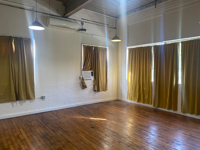 Building Photo - 1415 Kemper St Rental