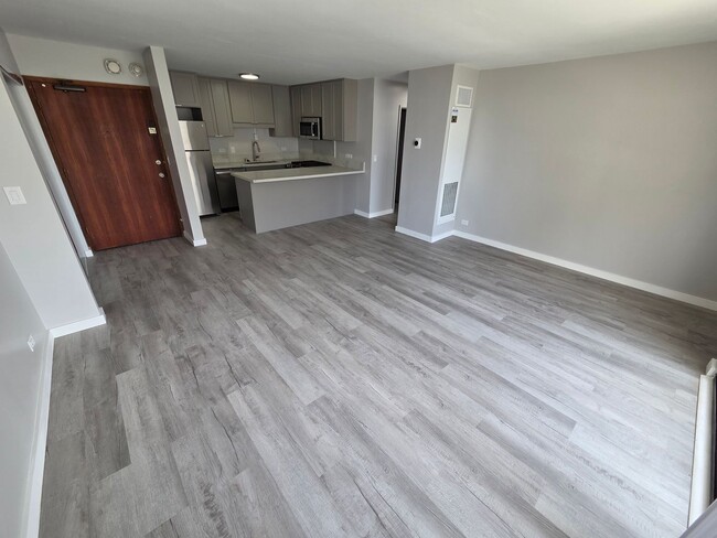 Photo - Fully renovated 1-bedroom, 1-bathroom, with 1 assigned covered parking and In-unit washer/dryer. ... Unidad 12M