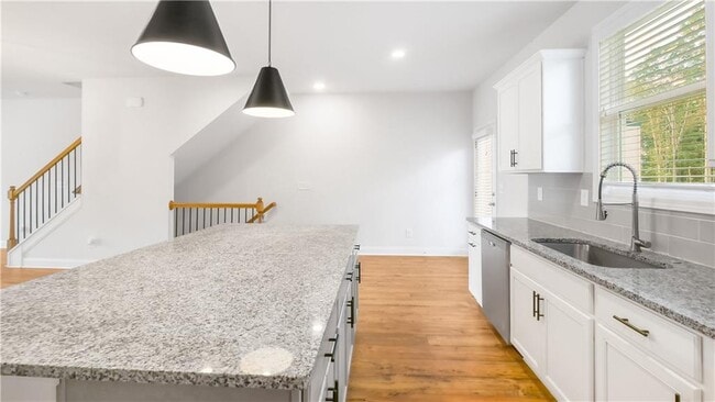 Photo - 1274 Ainsworth Alley