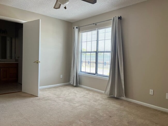 Photo - 1514 Manor Dr NE
