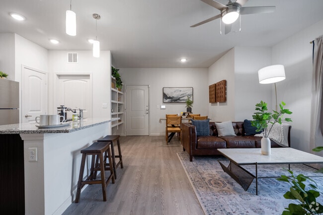 2BR, 2BA - 995SF