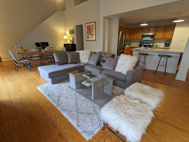 Building Photo - Beautiful furnished Penthouse loft in Eliz... Unit 32