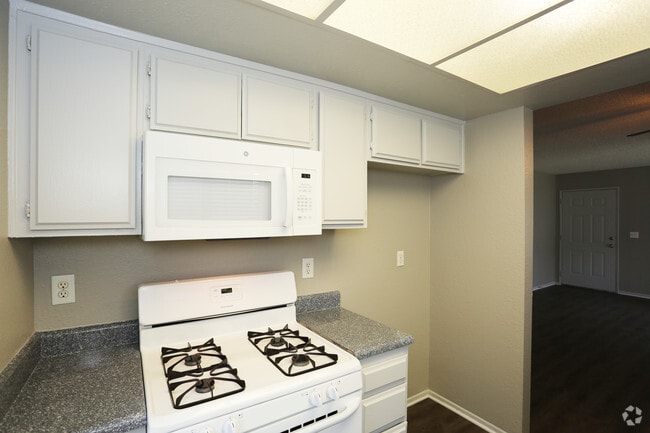 2HAB, 2BA - 824 ft²