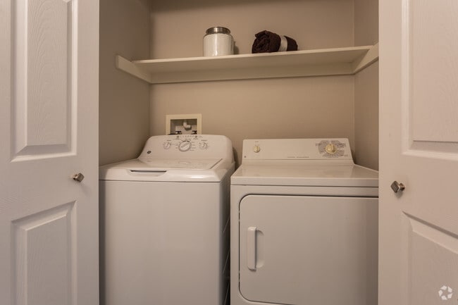 2BR, 2BA - 952 SF