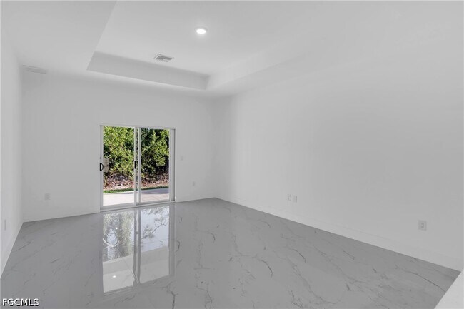 Photo - 747 Newell St E