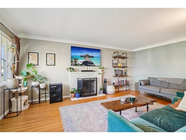 Photo - 901 W 61st St