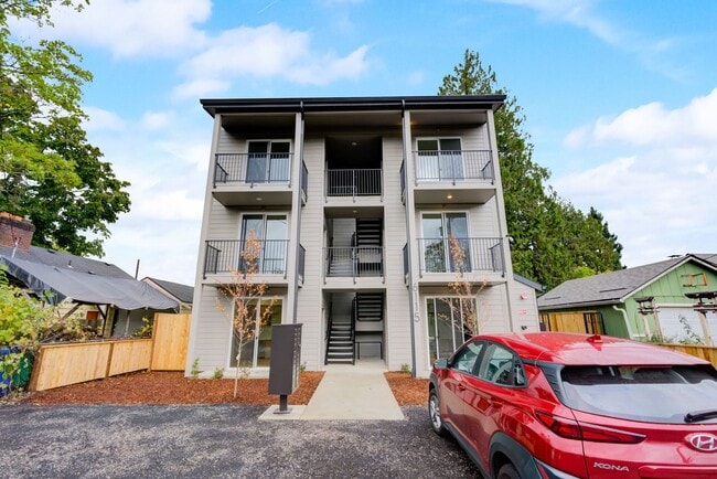 Building Photo - Stylish Comfort in Central Portland | W&D ... Unit 10 Rental