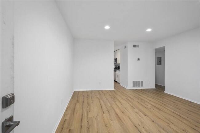 Photo - 1170 Greenwich St SW Unit 3