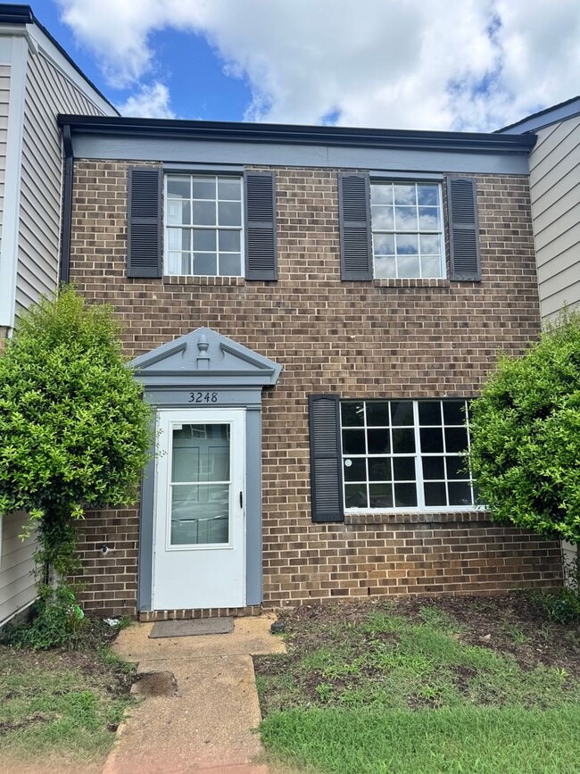 Building Photo - Renovated 2 Bedroom Townhouse East Henrico...