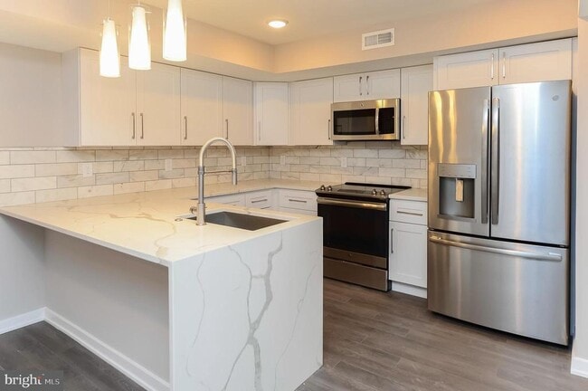 Building Photo - 726 N 19th St Unit 05 Rental